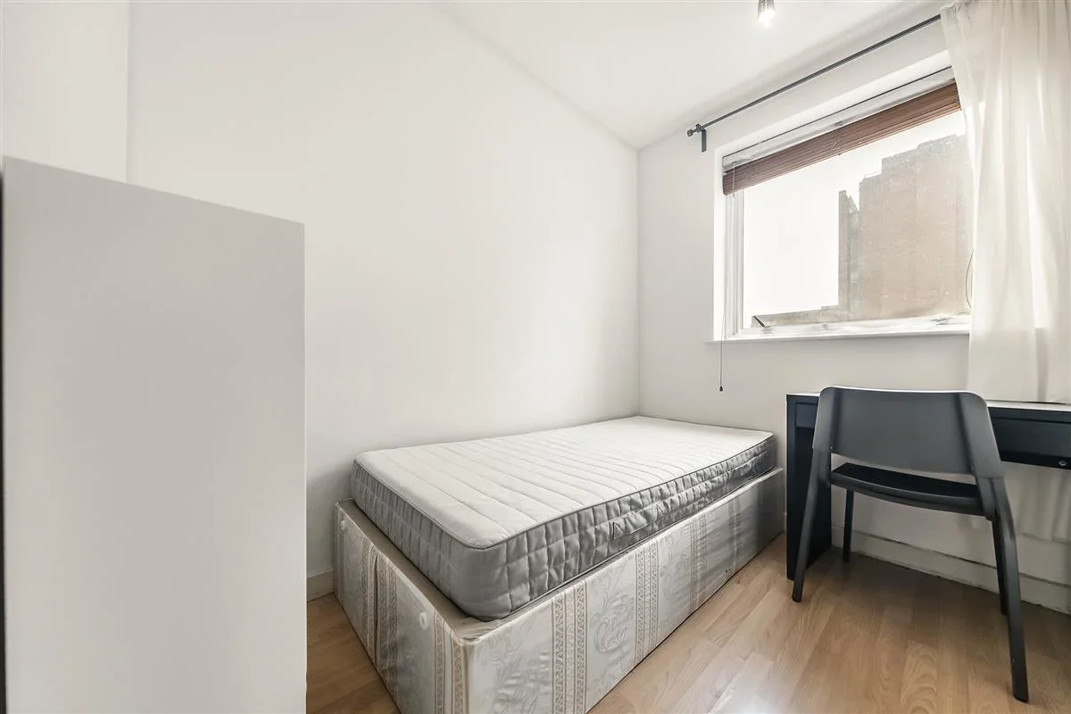 Flat Parkgate Road in Greater London