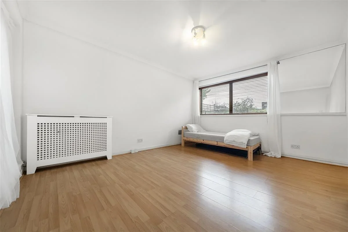 Flat Parkgate Road in Greater London