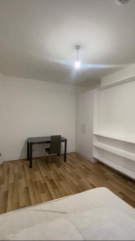 Room Woodside Lane in Greater London