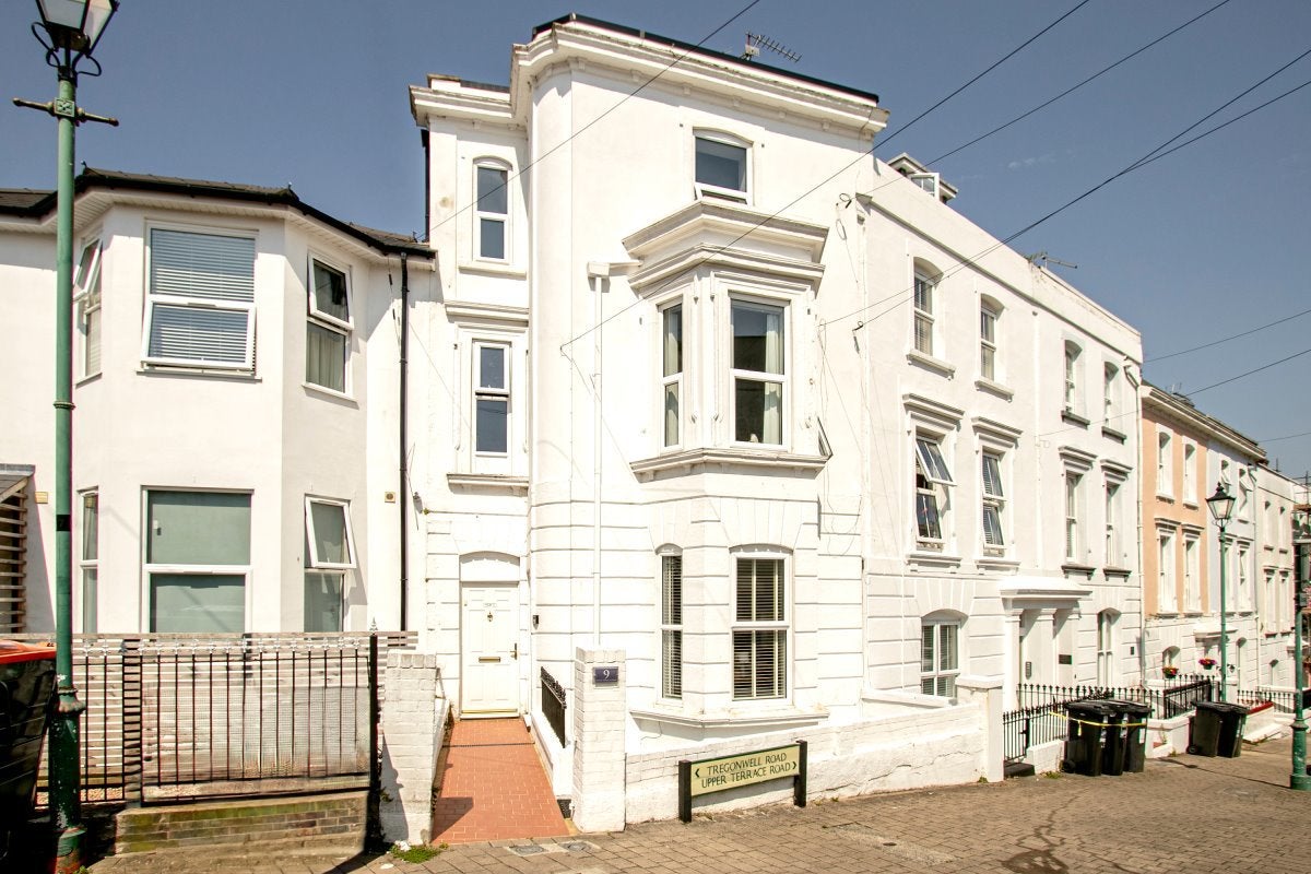 Flat Avenue Road in Bournemouth