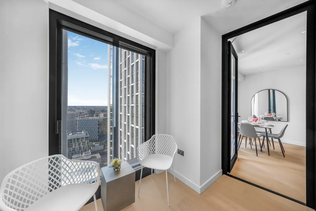 Flat Nine Elms Lane in Greater London