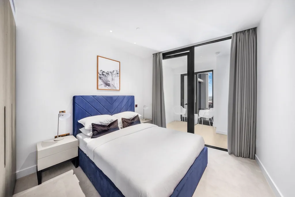 Flat Nine Elms Lane in Greater London