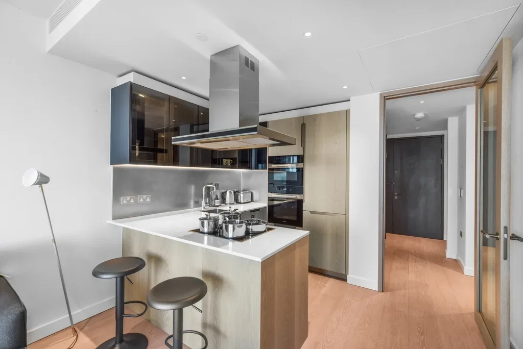 Flat Nine Elms Lane in Greater London