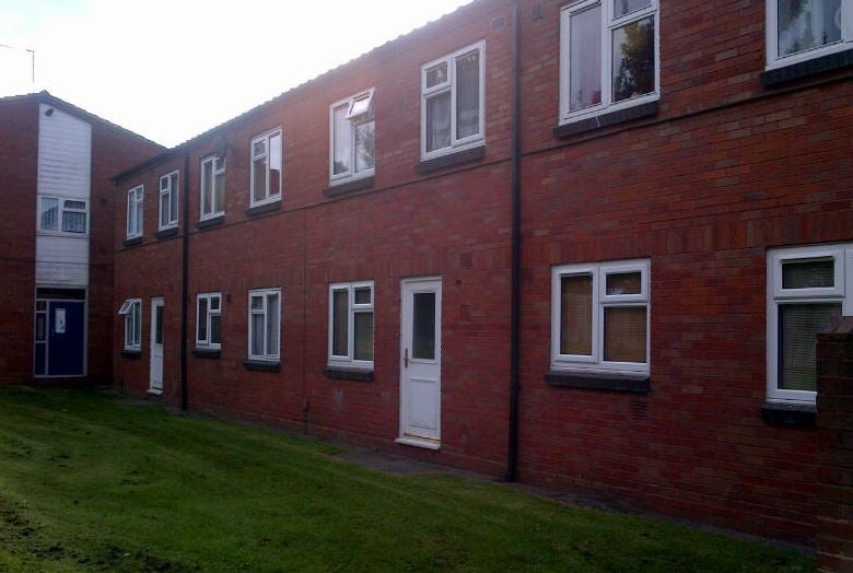 Flat Hailes Park Close in Wolverhampton