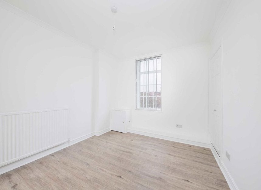 Flat Kensington High Street in Greater London