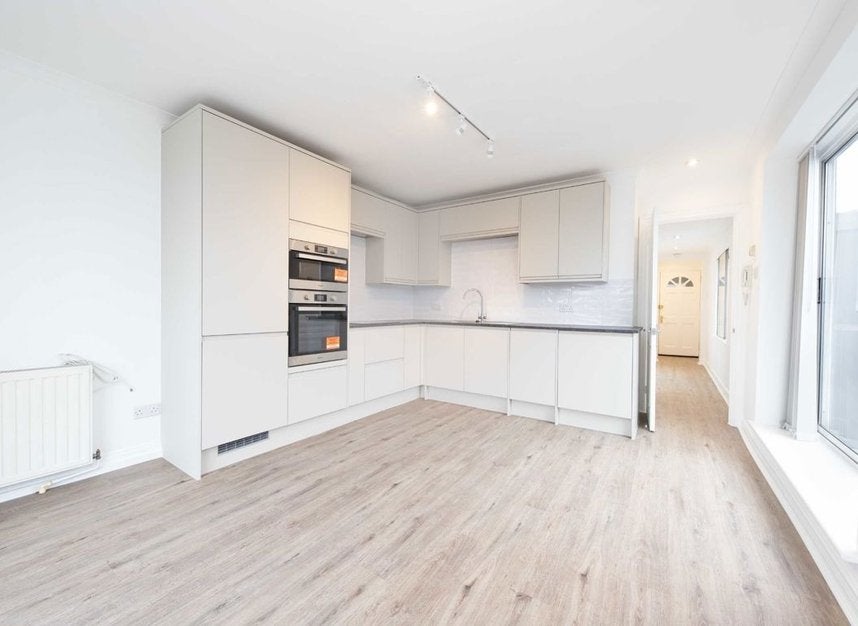 Flat Kensington High Street in Greater London