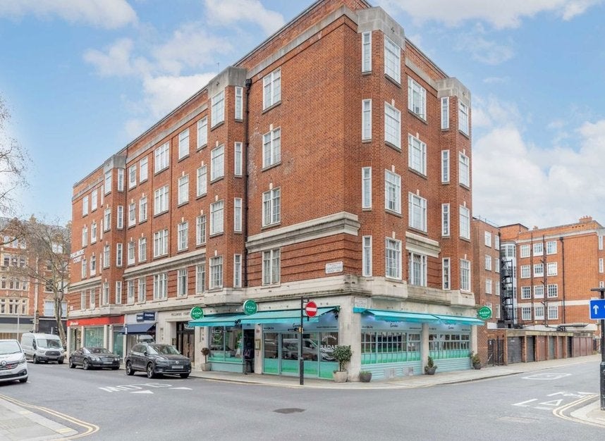 Flat Kensington High Street in Greater London