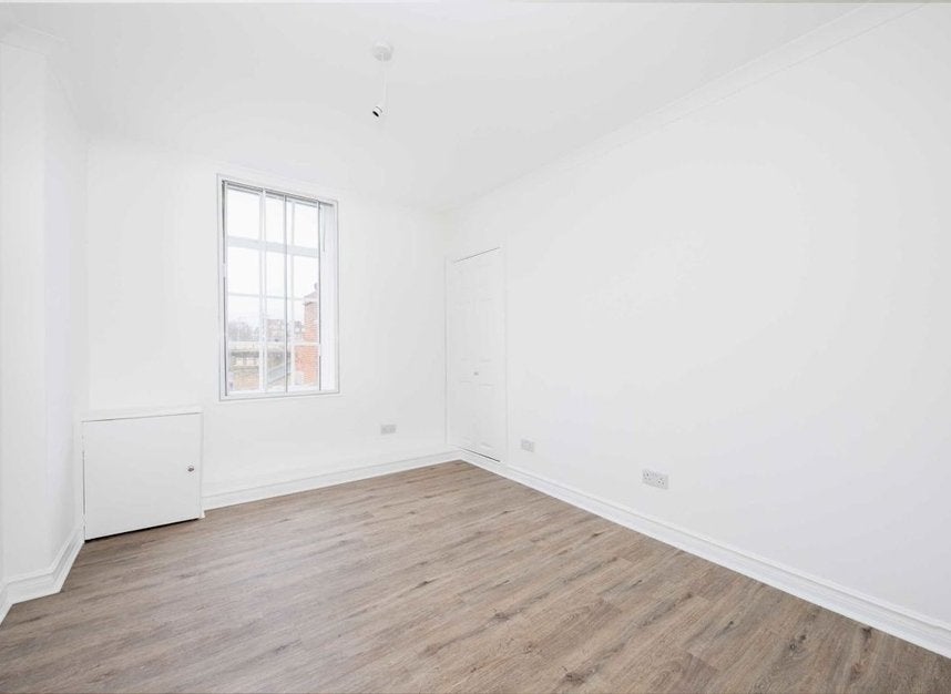 Flat Kensington High Street in Greater London
