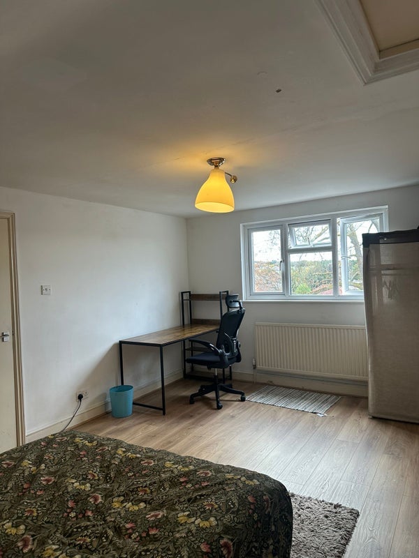 Room High Road in Greater London