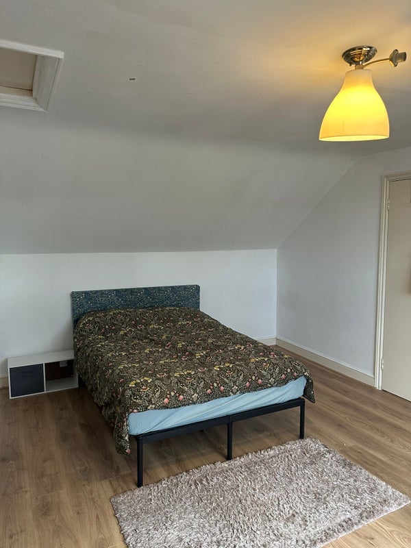 Room High Road in Greater London