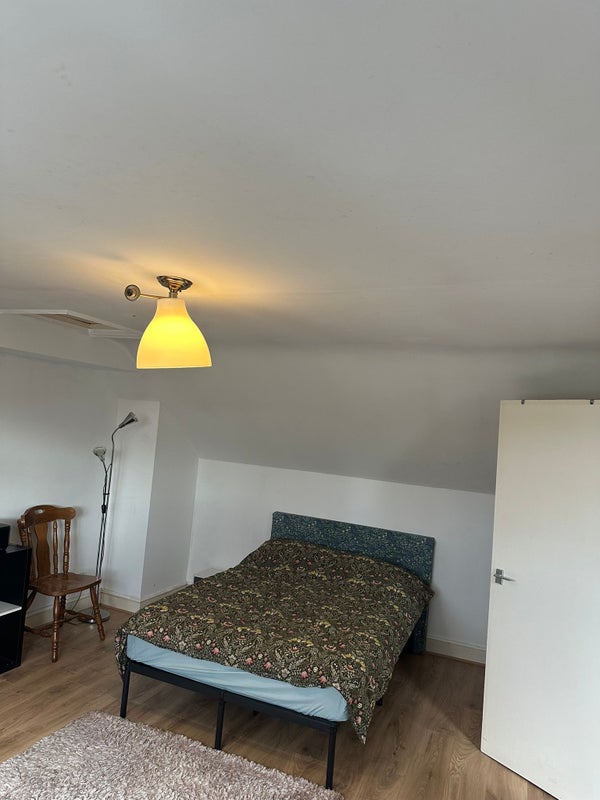 Room High Road in Greater London