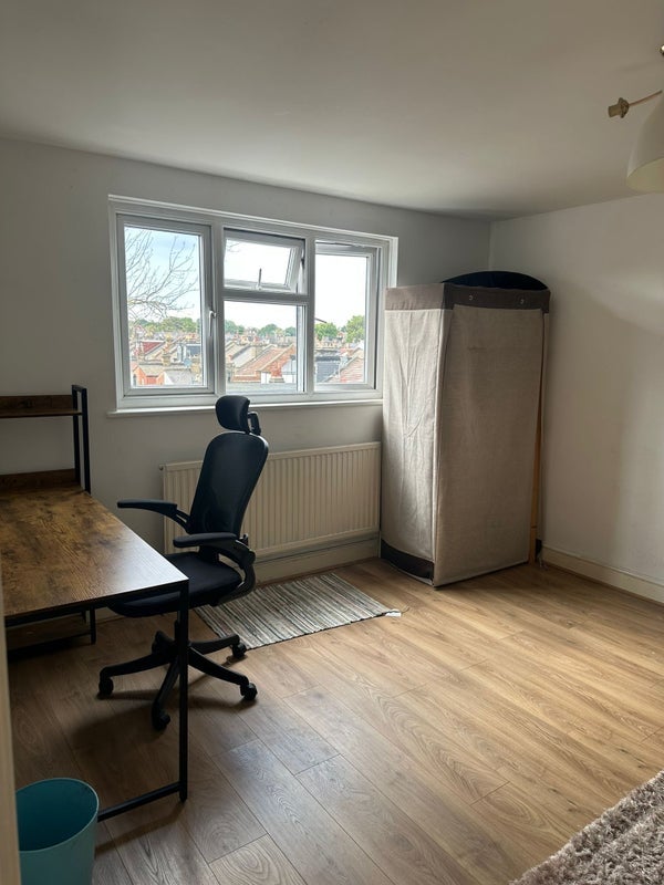 Room High Road in Greater London