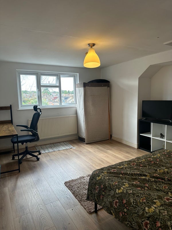 Room High Road in Greater London