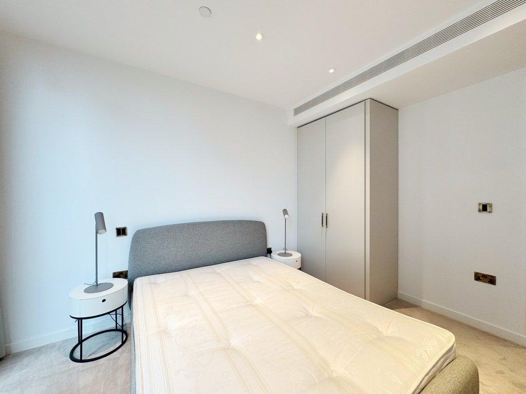 Flat Carnation Way in Greater London