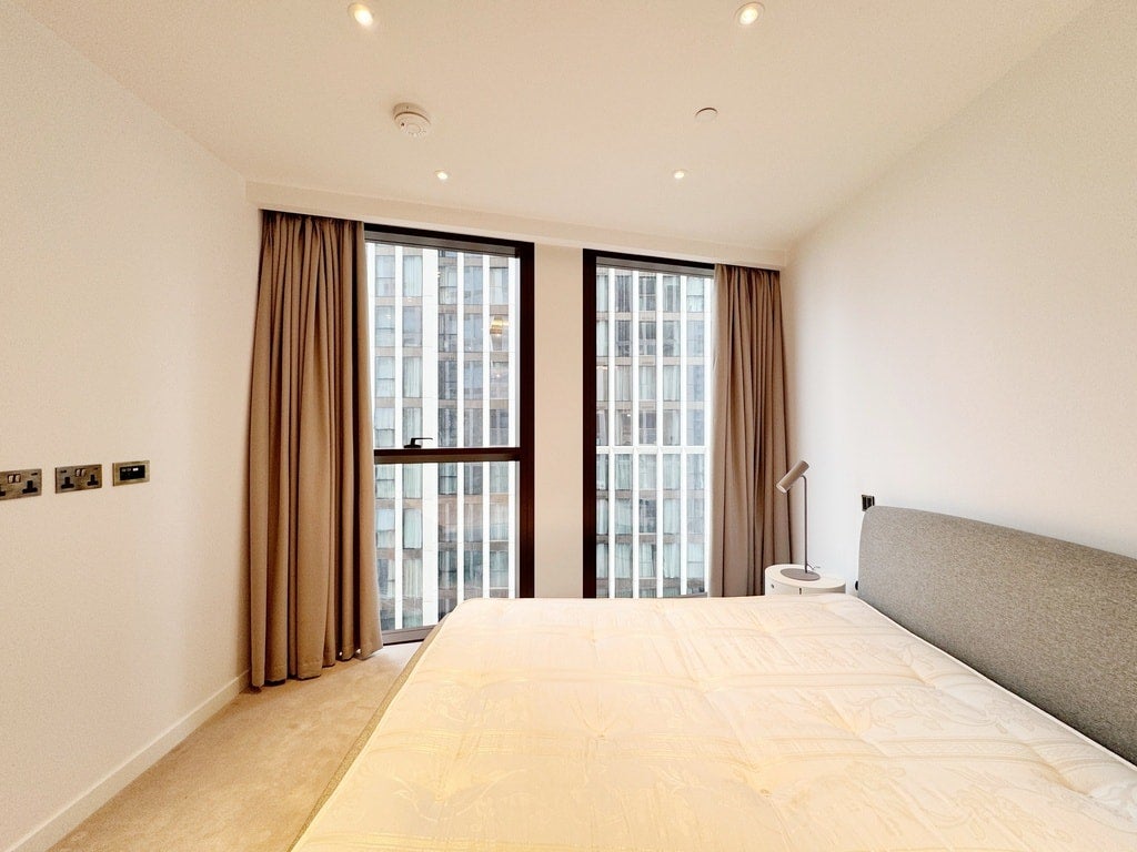 Flat Carnation Way in Greater London