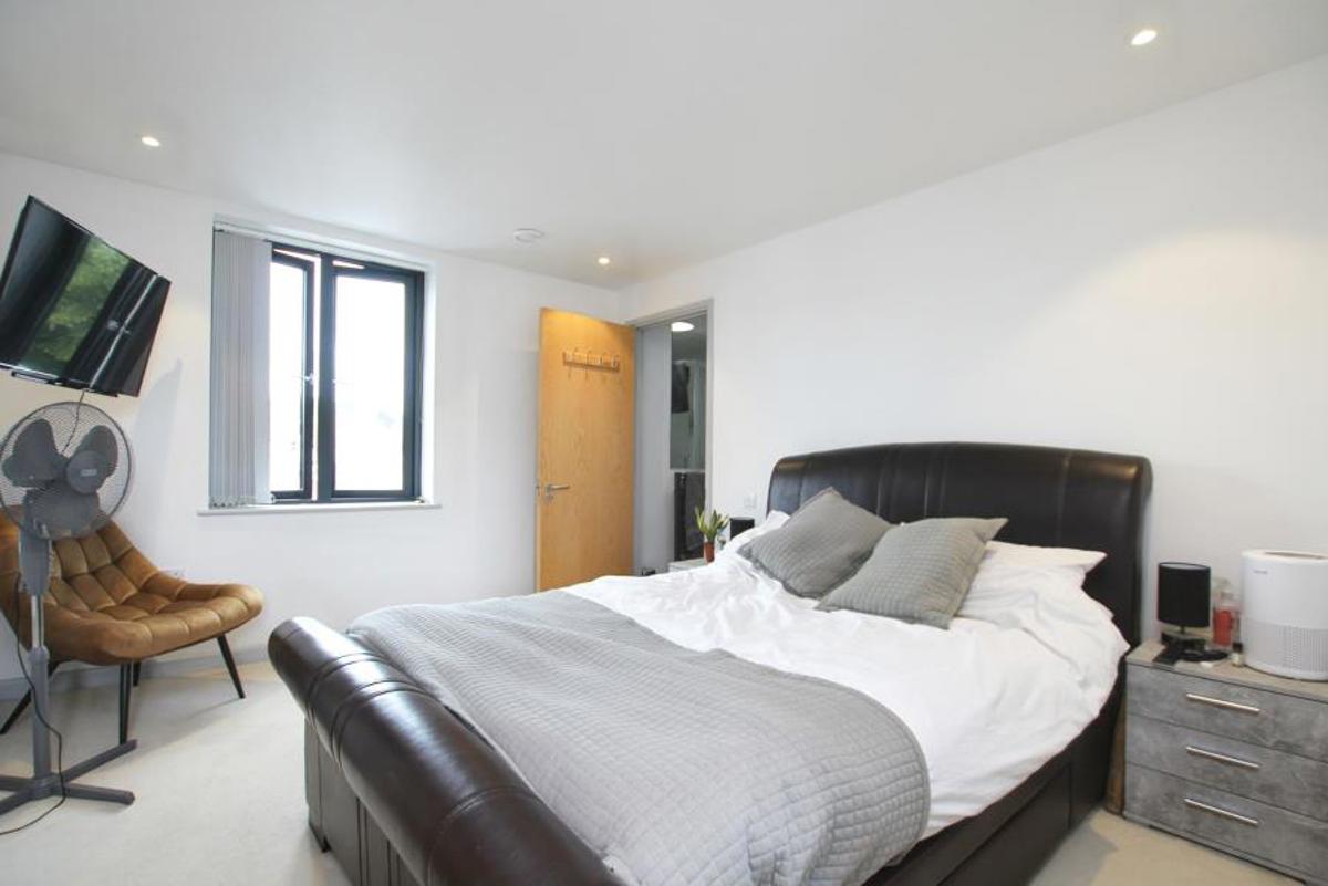 Flat Gloucester Road in Bristol