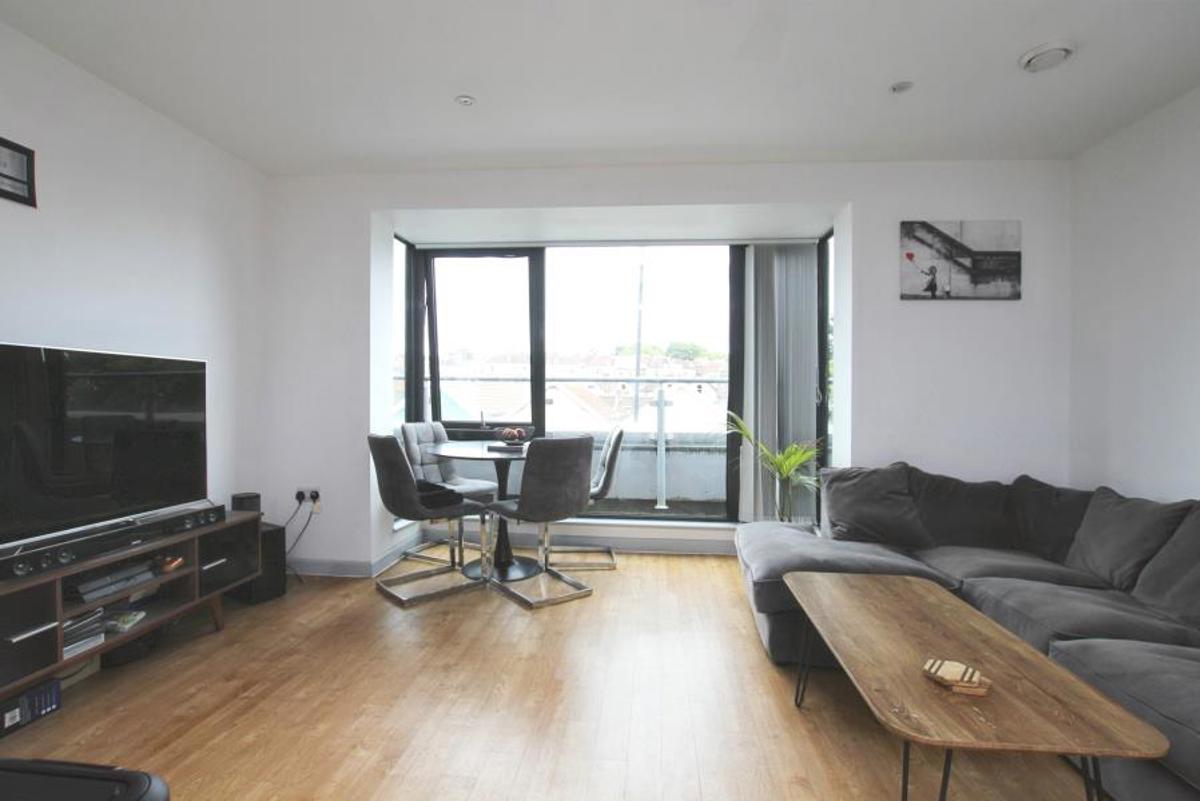 Flat Gloucester Road in Bristol