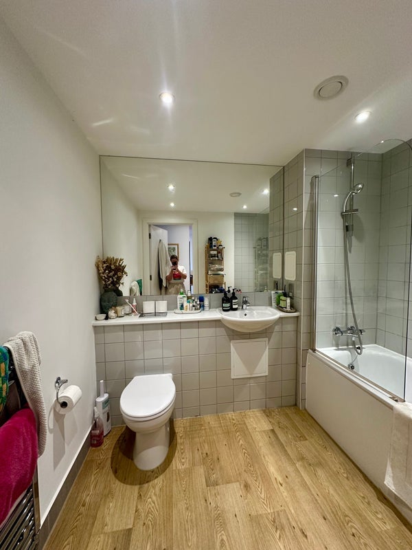 Room Tanner Street in Greater London
