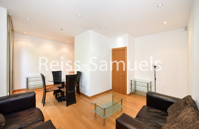 Flat Westferry Road in Greater London