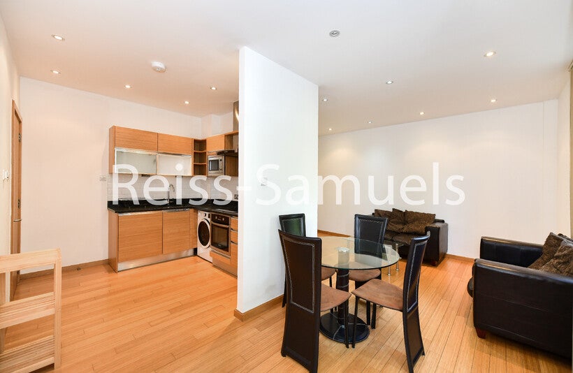 Flat Westferry Road in Greater London