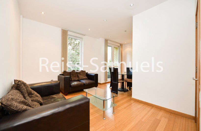 Flat Westferry Road in Greater London