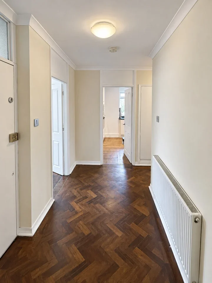 Flat Cockfosters Road in Greater London