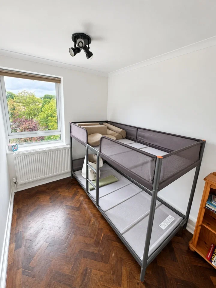 Flat Cockfosters Road in Greater London