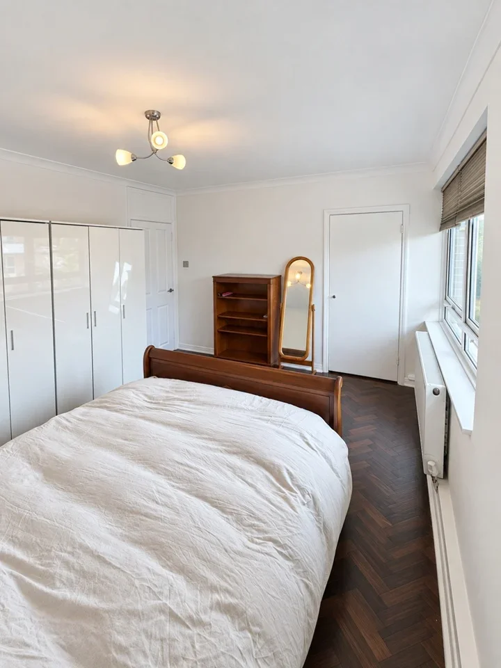 Flat Cockfosters Road in Greater London
