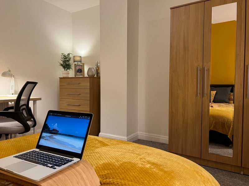 Room Ferndale Road in Bristol