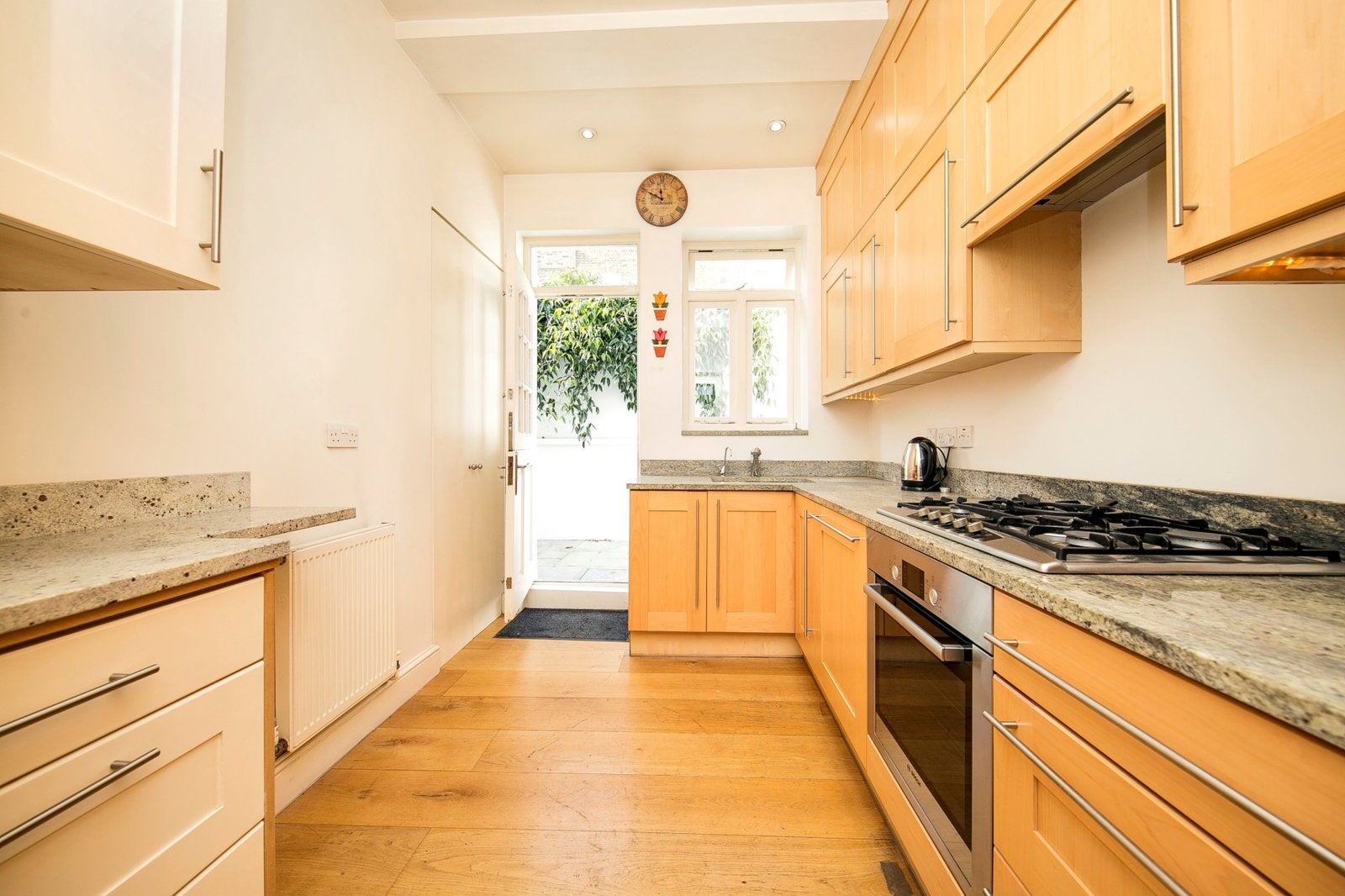 Room Kerry Avenue in Thurrock