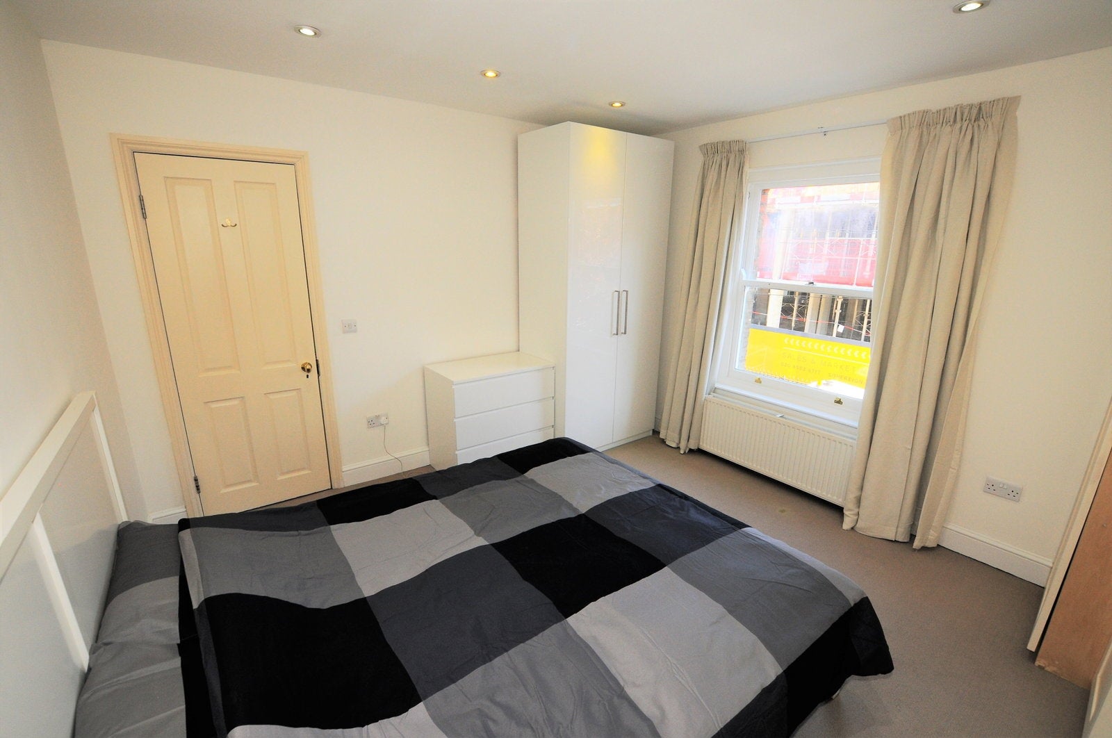 Room Kerry Avenue in Thurrock