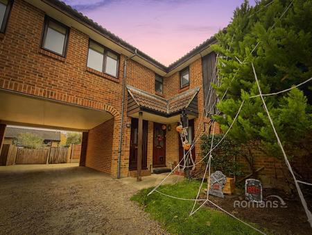 Flat Chisbury Close in Winkfield