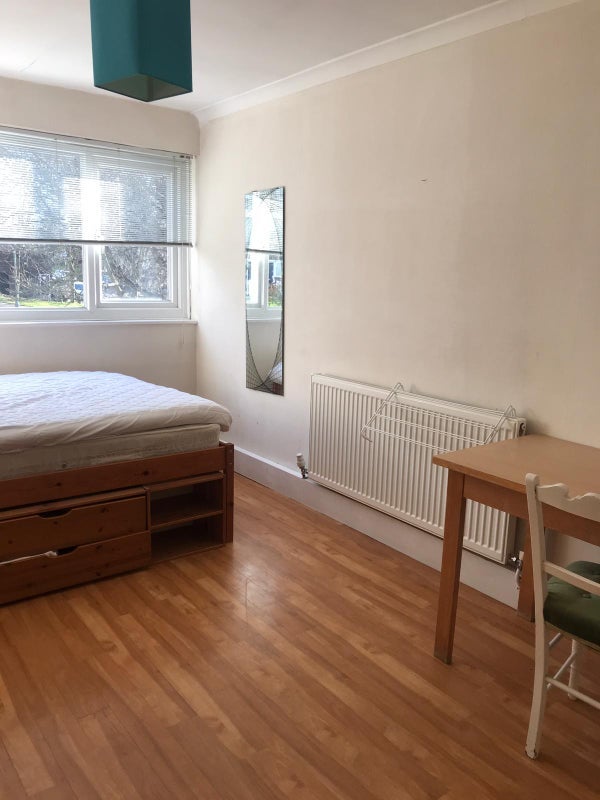 Room Belvoir Close in Greater London