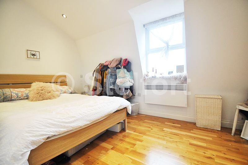 Flat Coldharbour Lane in Greater London