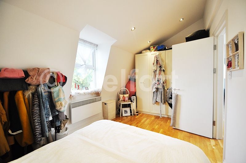 Flat Coldharbour Lane in Greater London