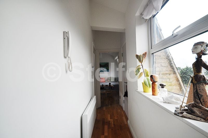 Flat Coldharbour Lane in Greater London