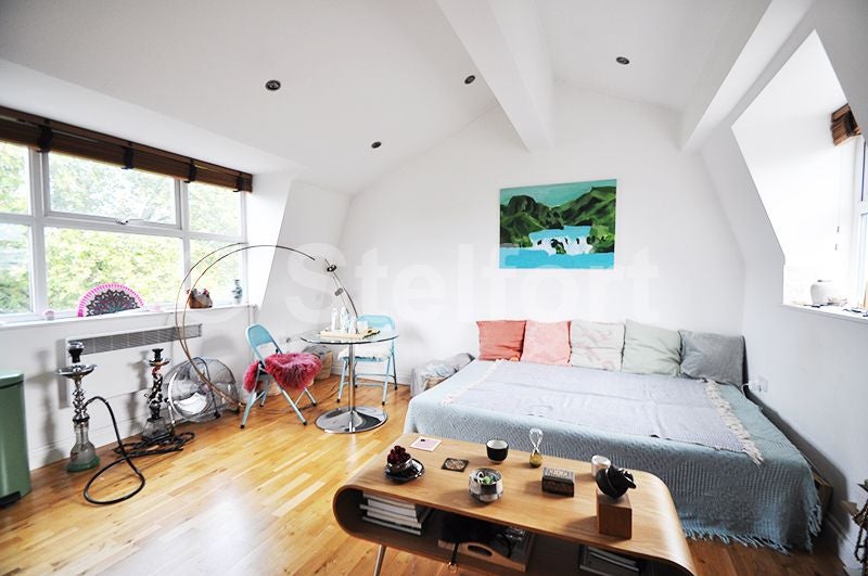 Flat Coldharbour Lane in Greater London