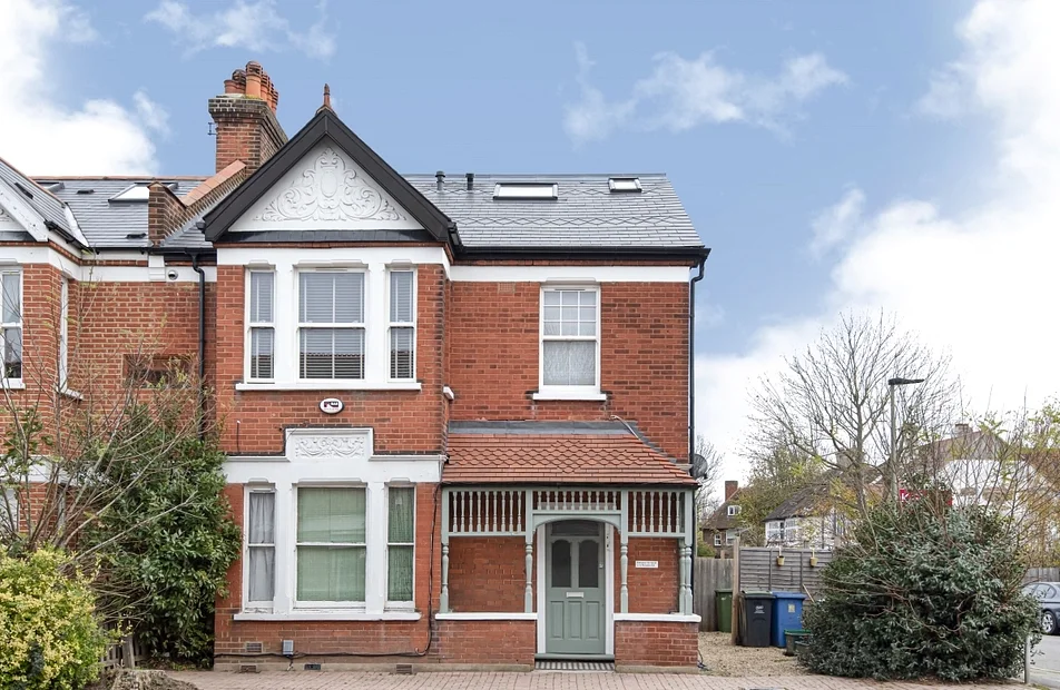Flat Aldermary Road in London