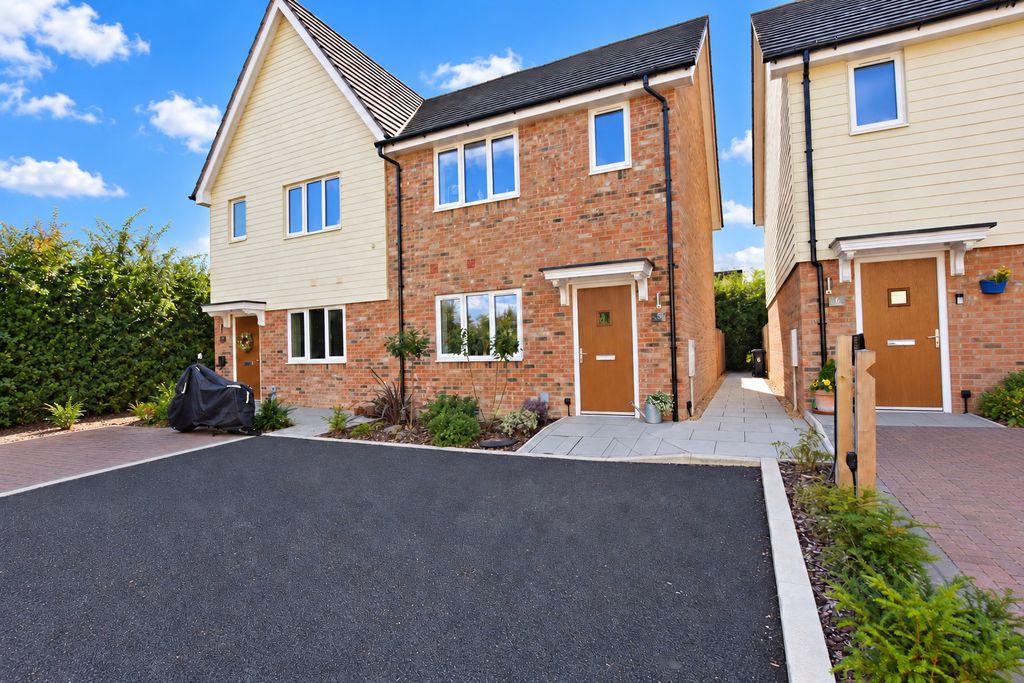 House Mulberry Close in Southborough