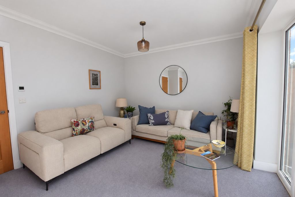 House Mulberry Close in Southborough