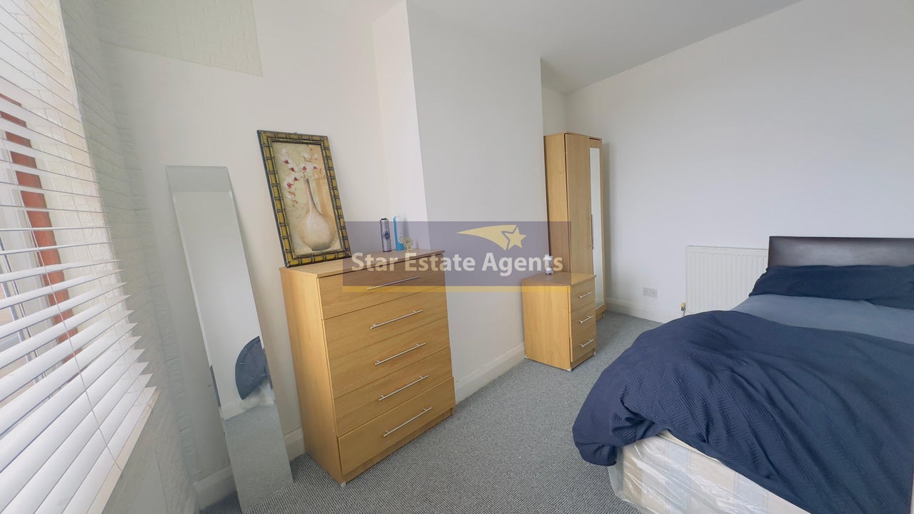 Flat Oldfield Lane South in Greater London
