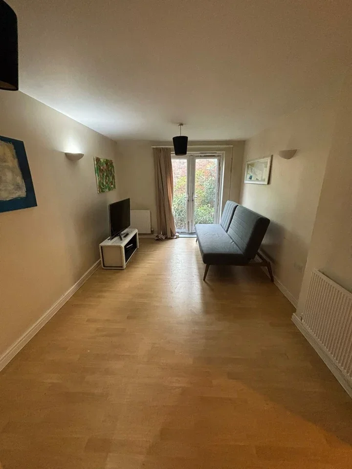 Flat Palmerston Road in Greater London