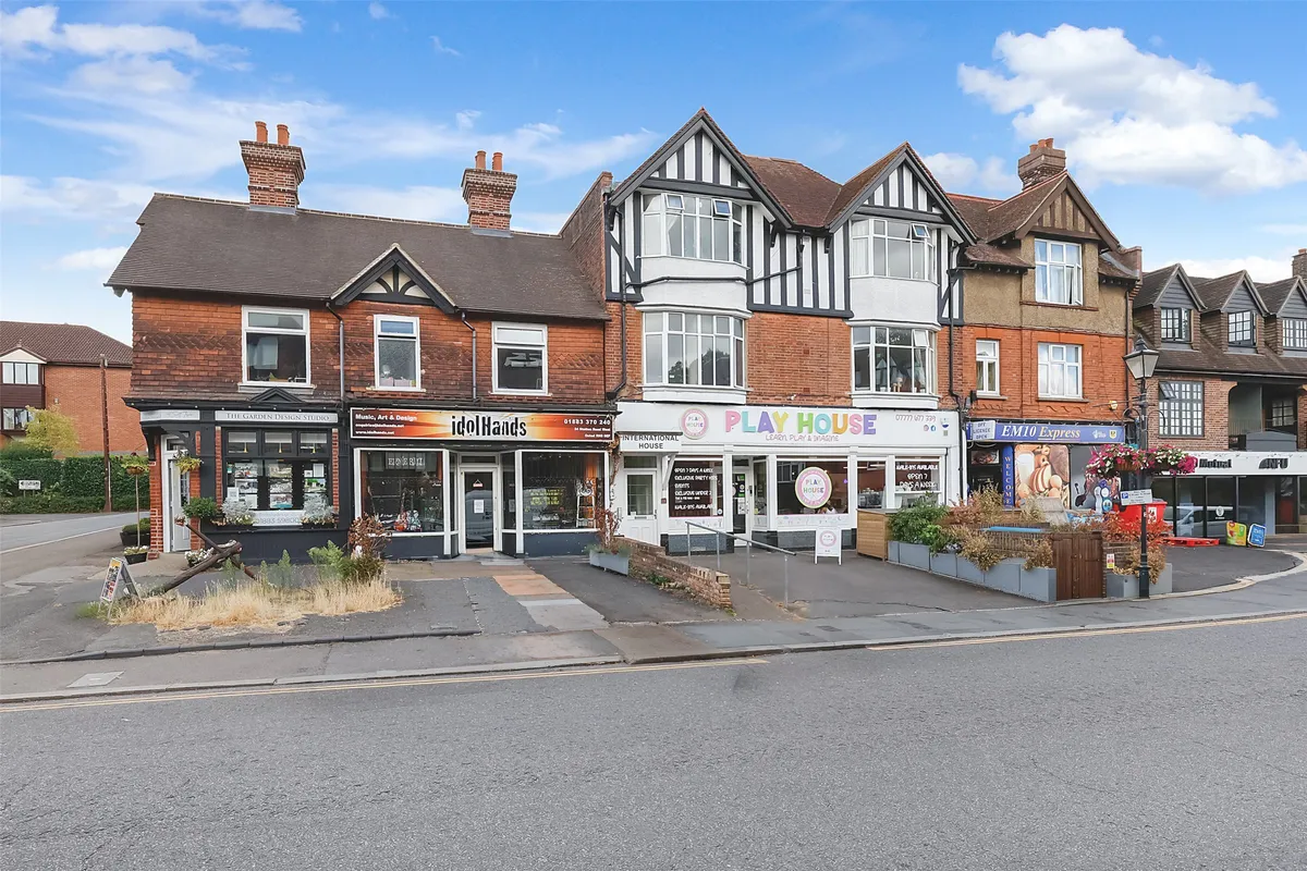 Flat Station Road West in Oxted