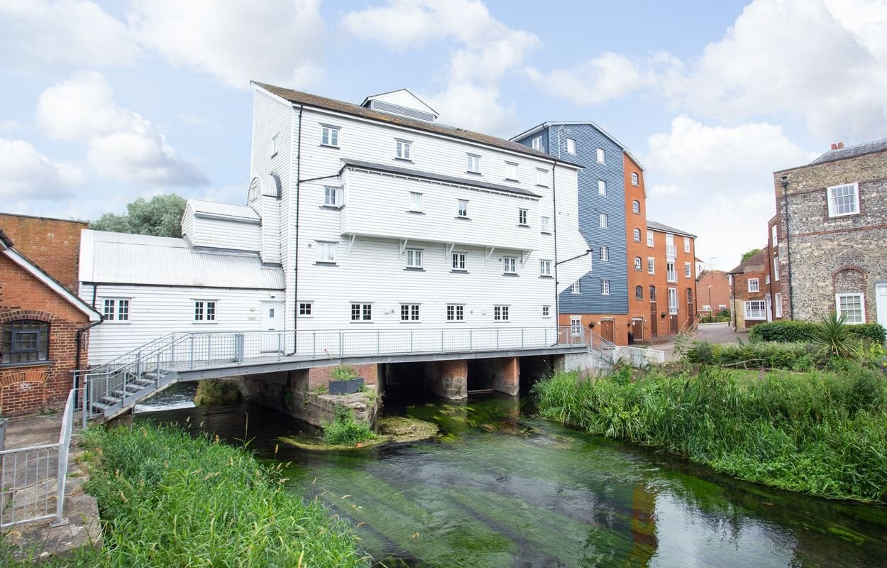Flat Weir Court in Canterbury
