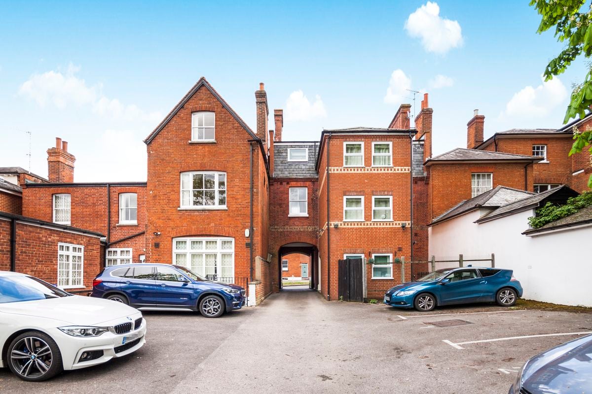 Flat Shute End in Wokingham