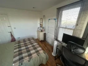 Room Elmfield Road in Greater London