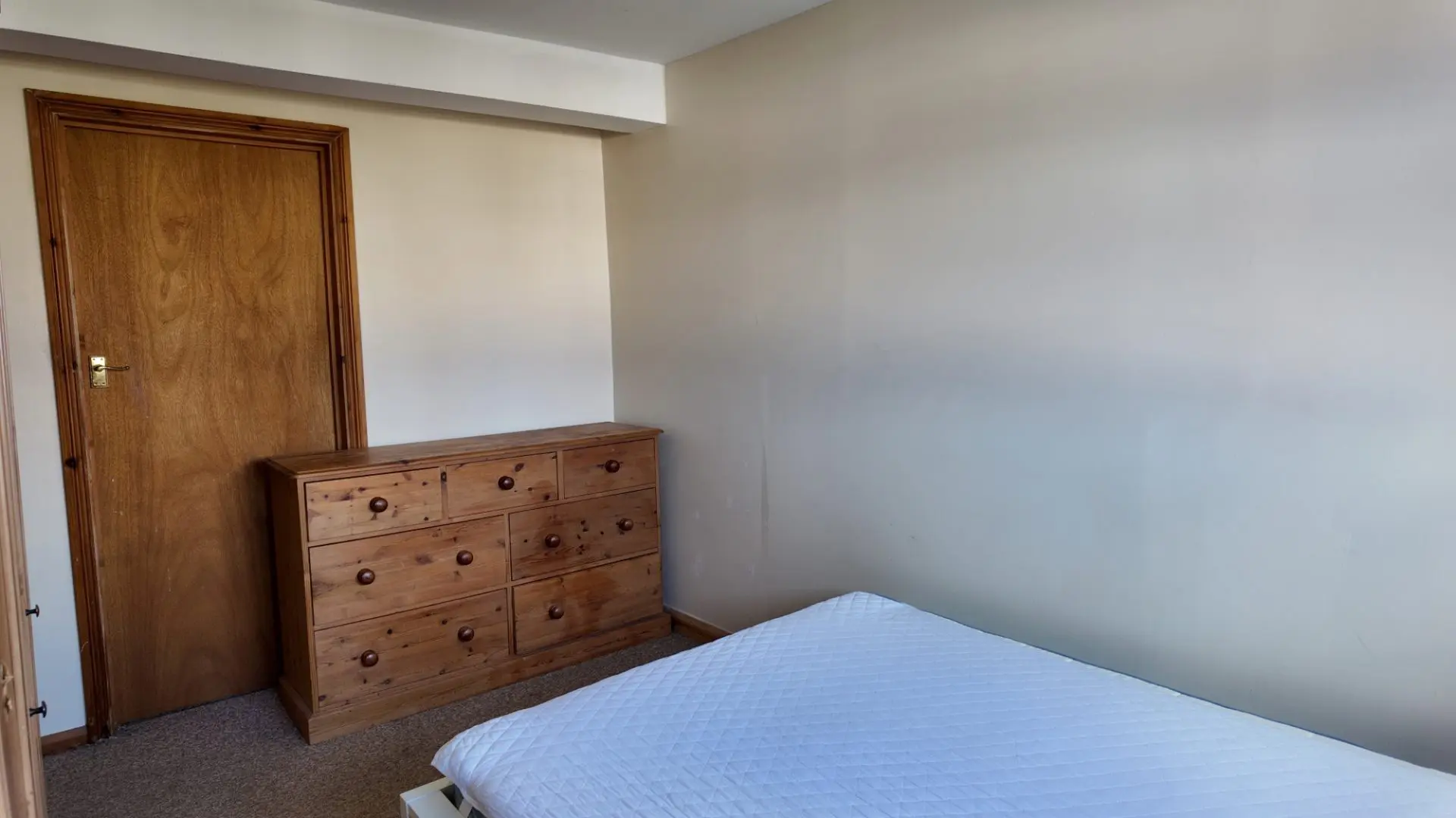 Room Fairlands Avenue in Greater London