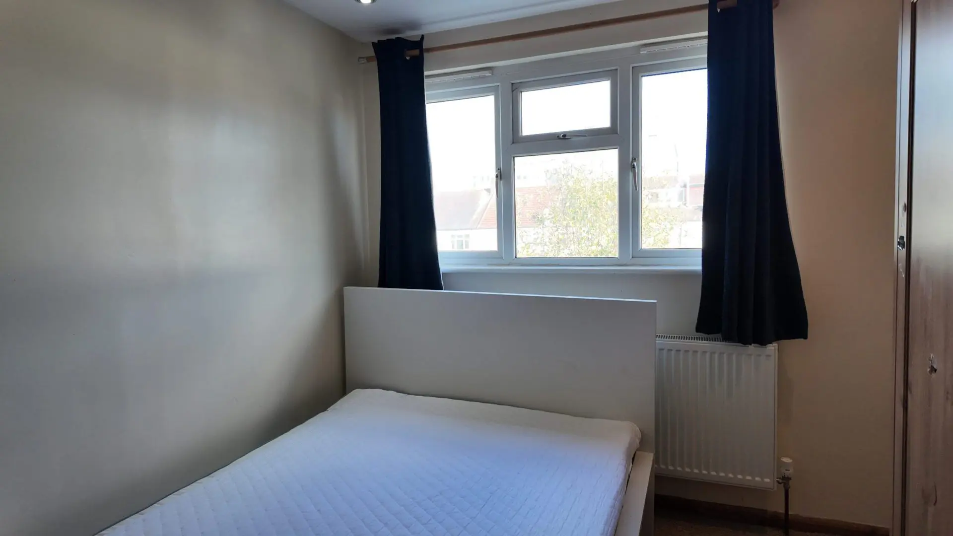 Room Fairlands Avenue in Greater London