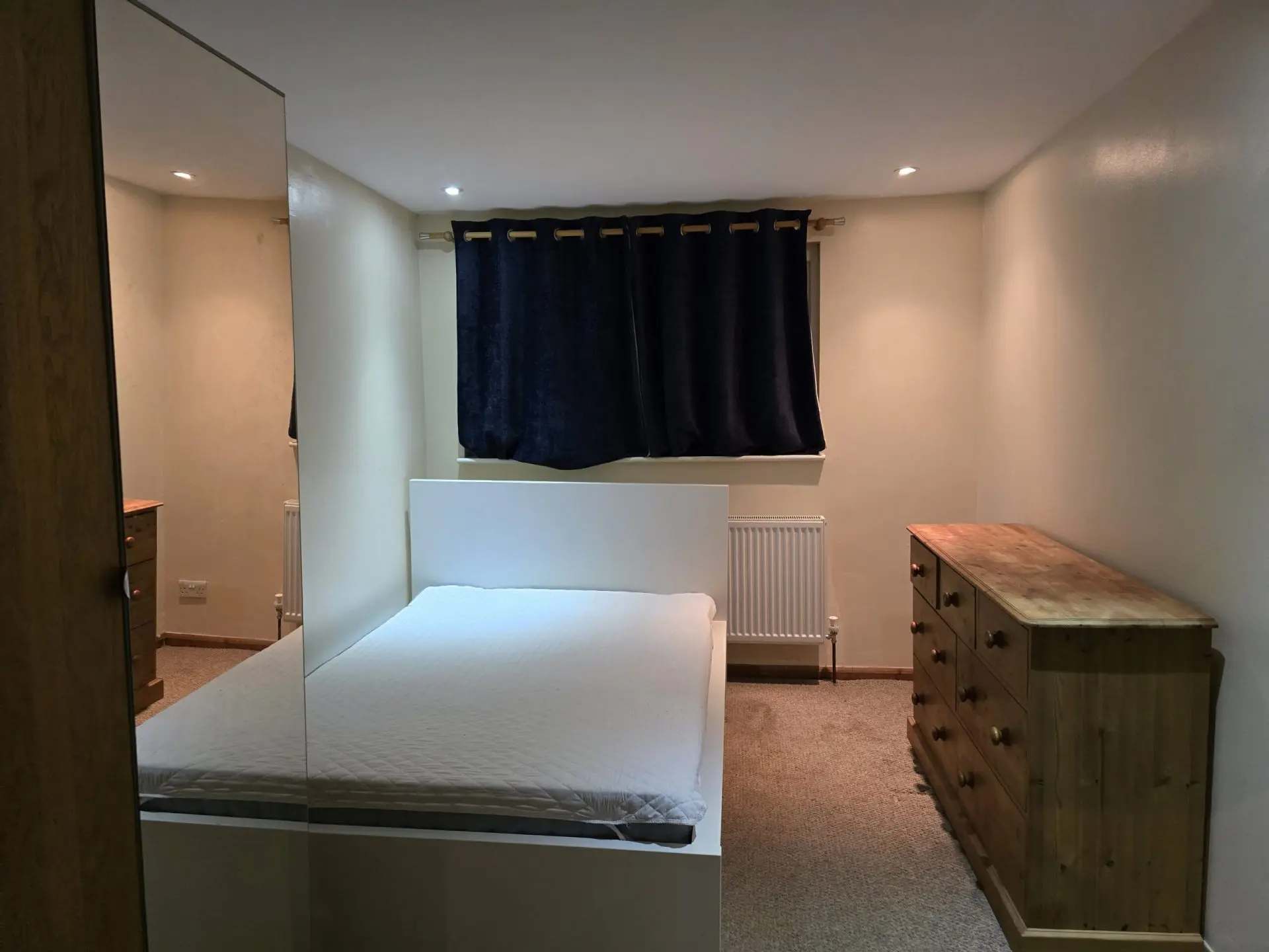Room Fairlands Avenue in Greater London