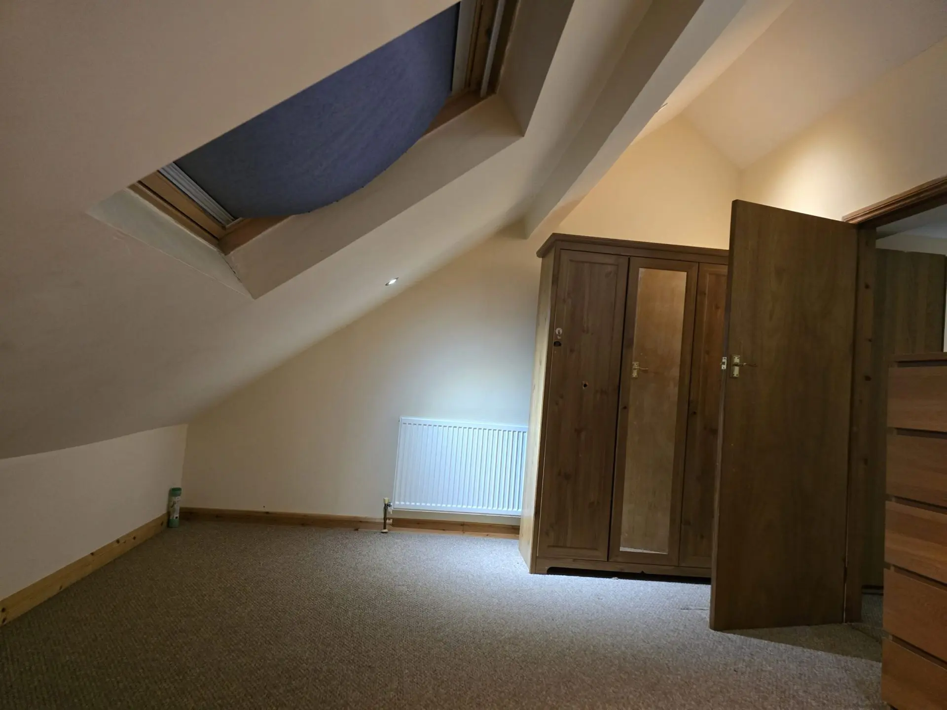 Room Fairlands Avenue in Greater London